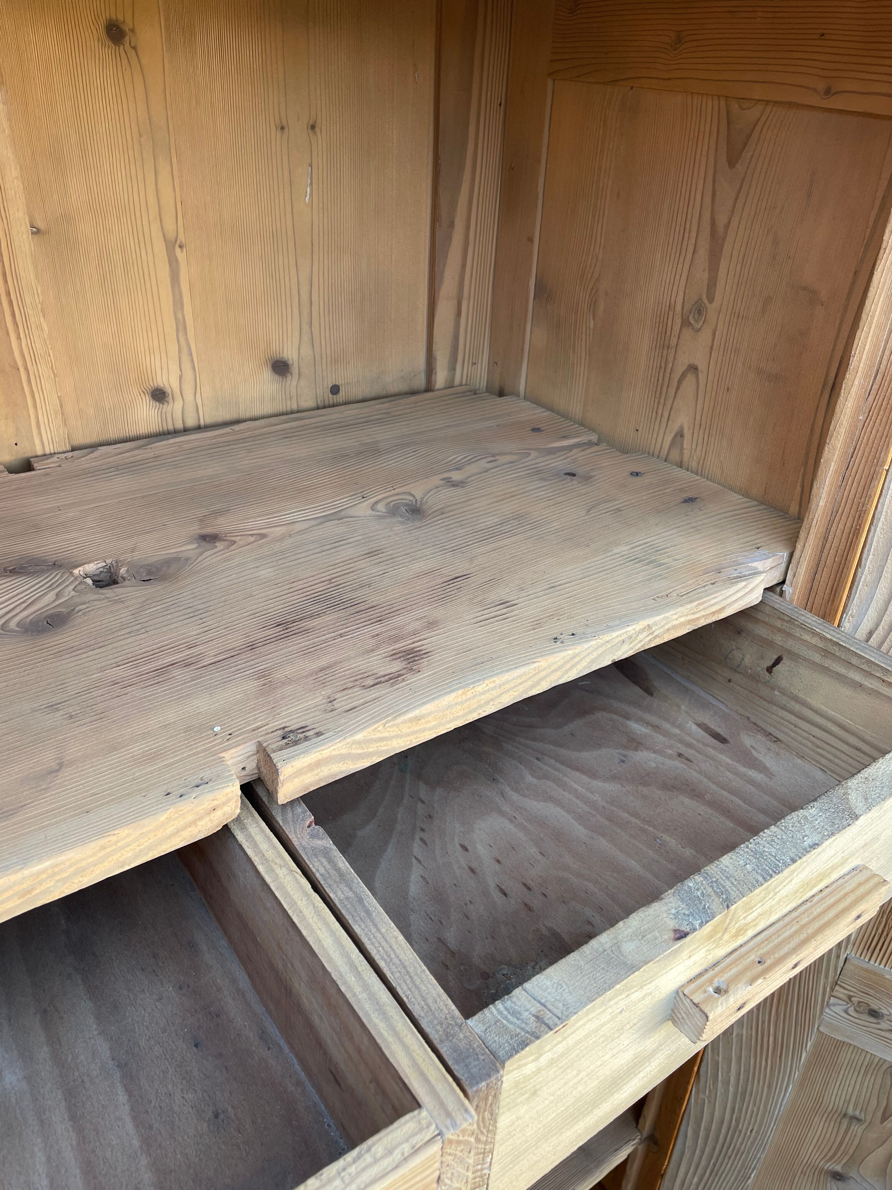 Armoire parisienne ancienne