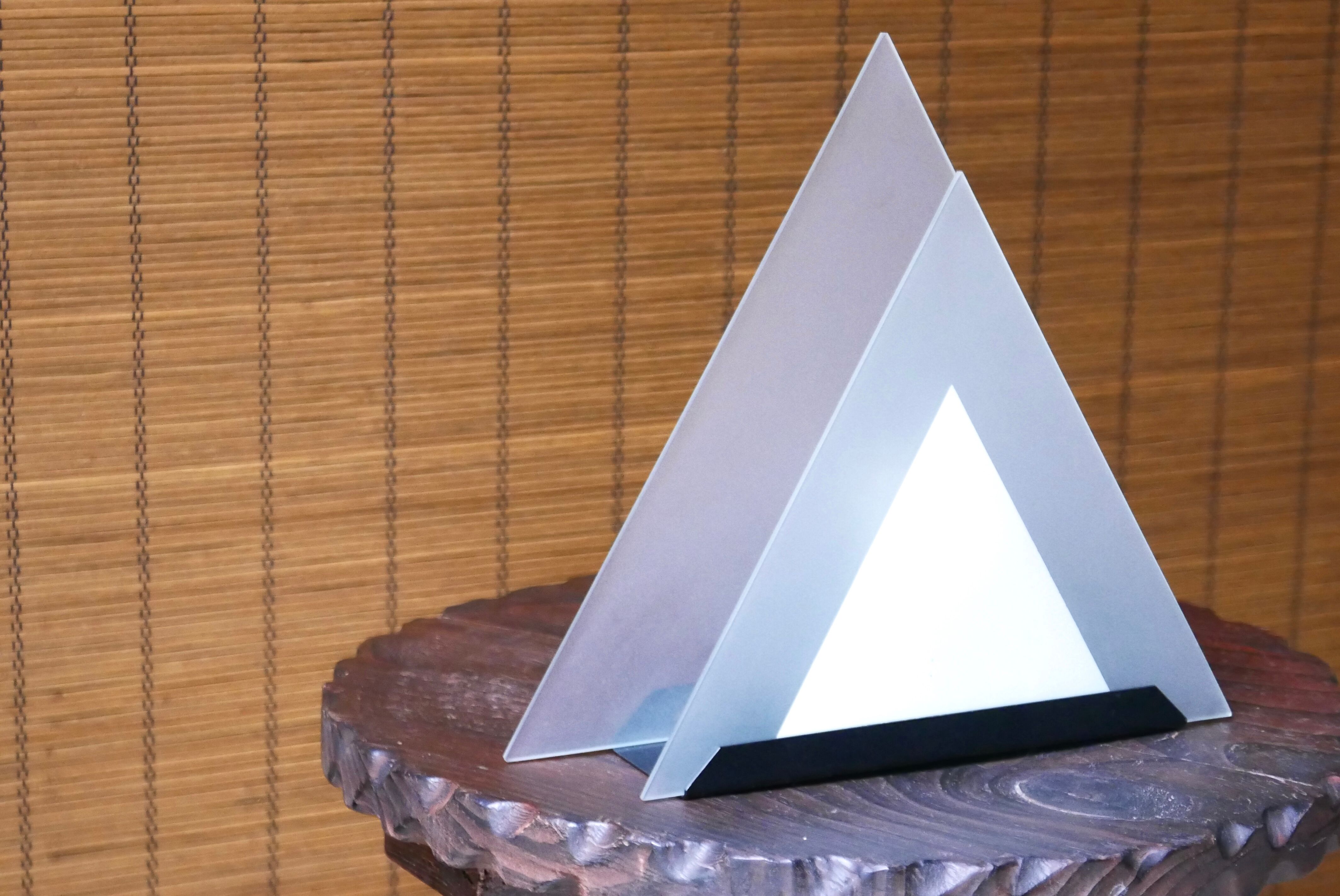 Lampe pyramide en verre années 80