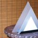 Lampe pyramide en verre années 80