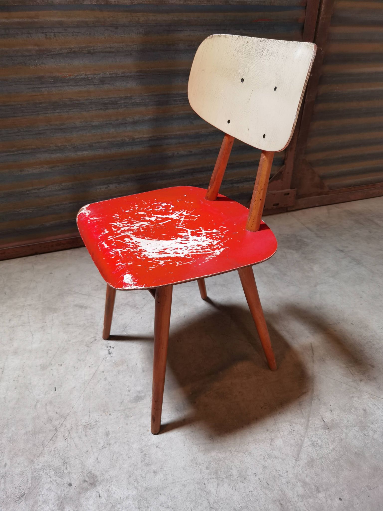 Chaise en bois rouge ton  1960