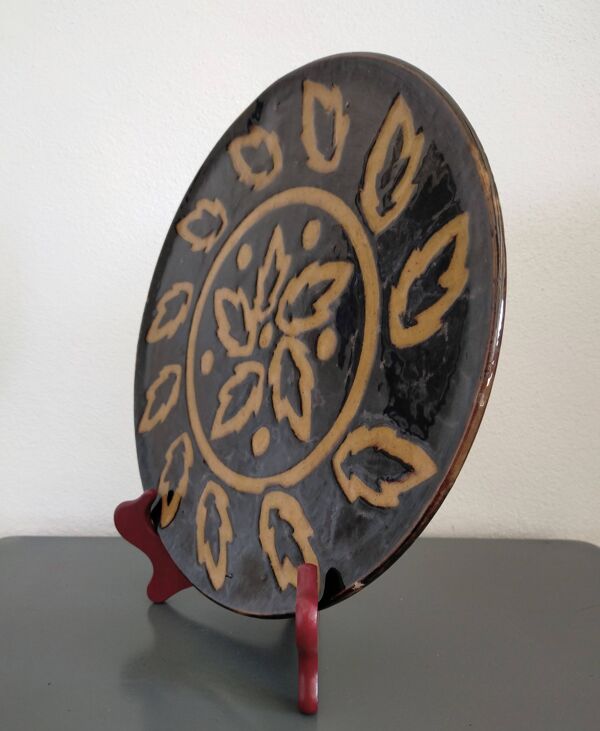 Plat en terre cuite vernissée du Dauphiné vintage Michèle Peyric Décor feuilles