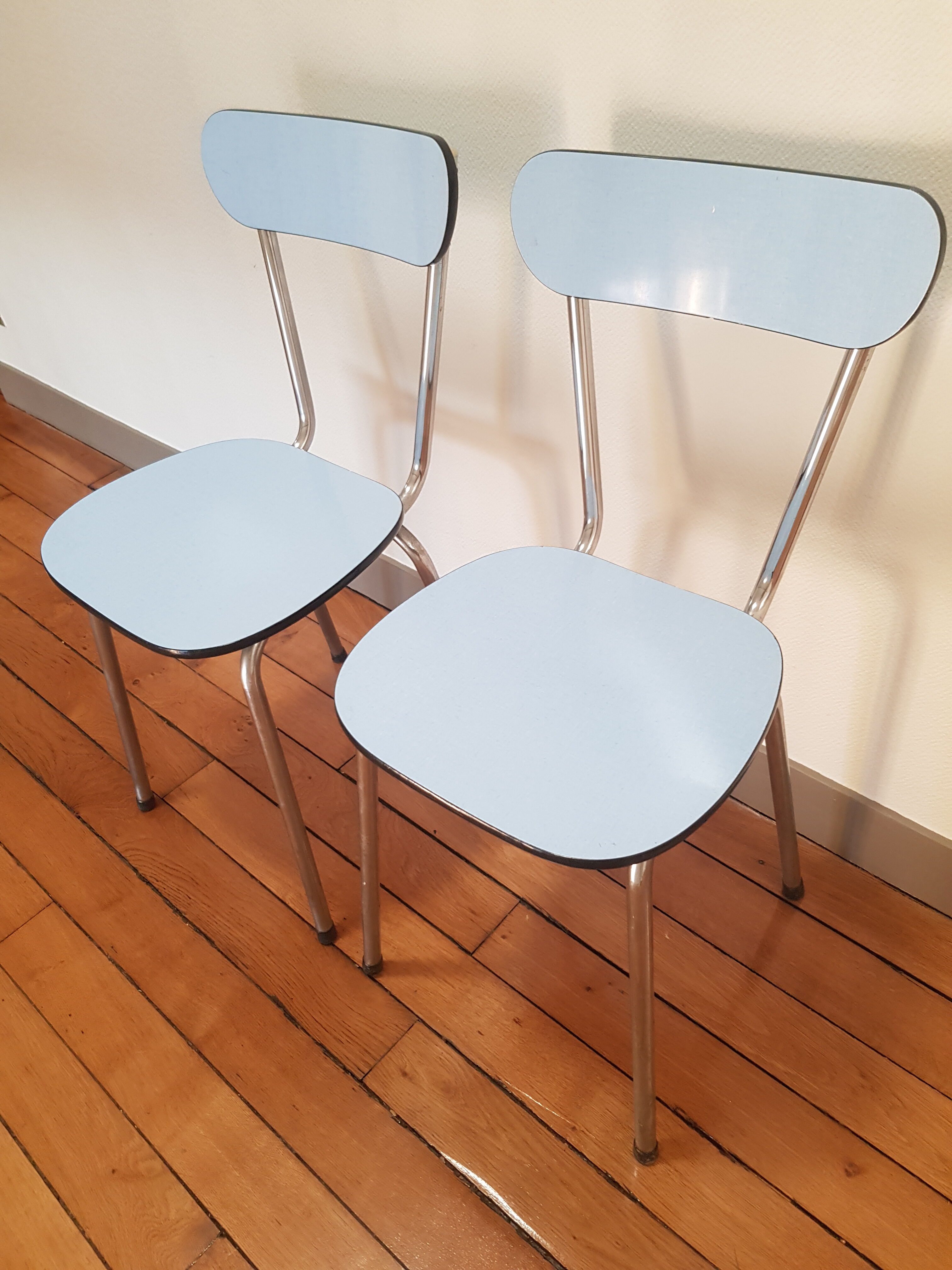 Lot of 2 Chairs in formica