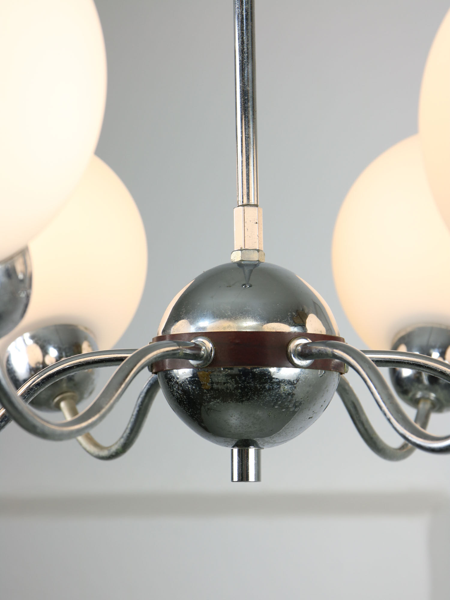 Lustre italien en chrome et opalin du milieu du siècle