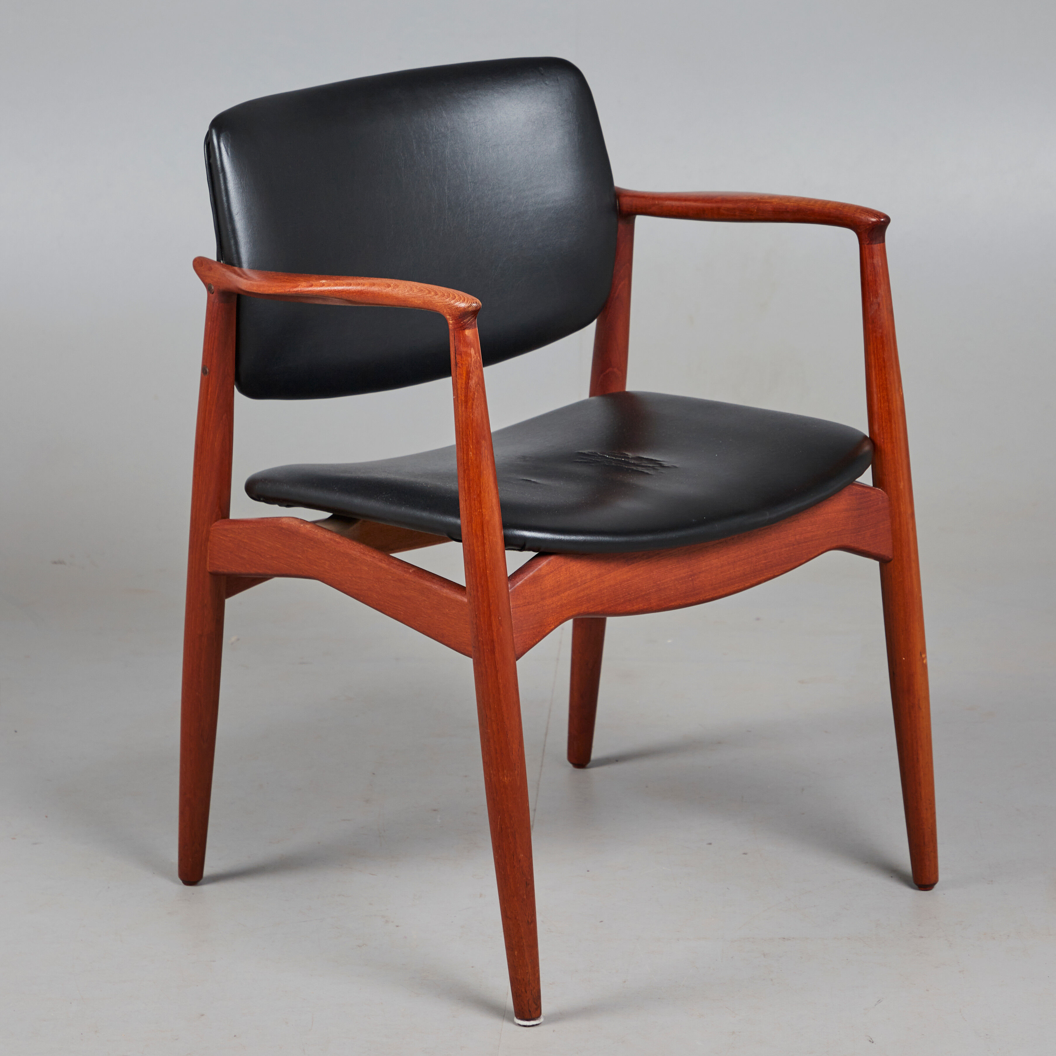 Ørum Møbelfabrik. Model 67 "Captain's Chair" Eric Buch