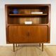Bibliothèque vintage Dyrlund en teck avec portes coulissantes – Danemark années 1960