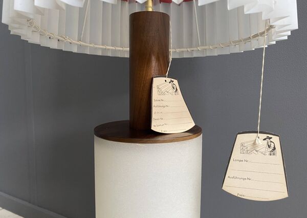 Lampadaire blanc années 60, éclairage intégré au pied et à l'abat-jour, étiquette d'origine encore présente