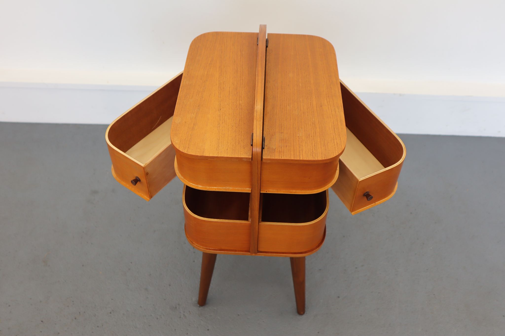 Travailleuse en bois années 1960