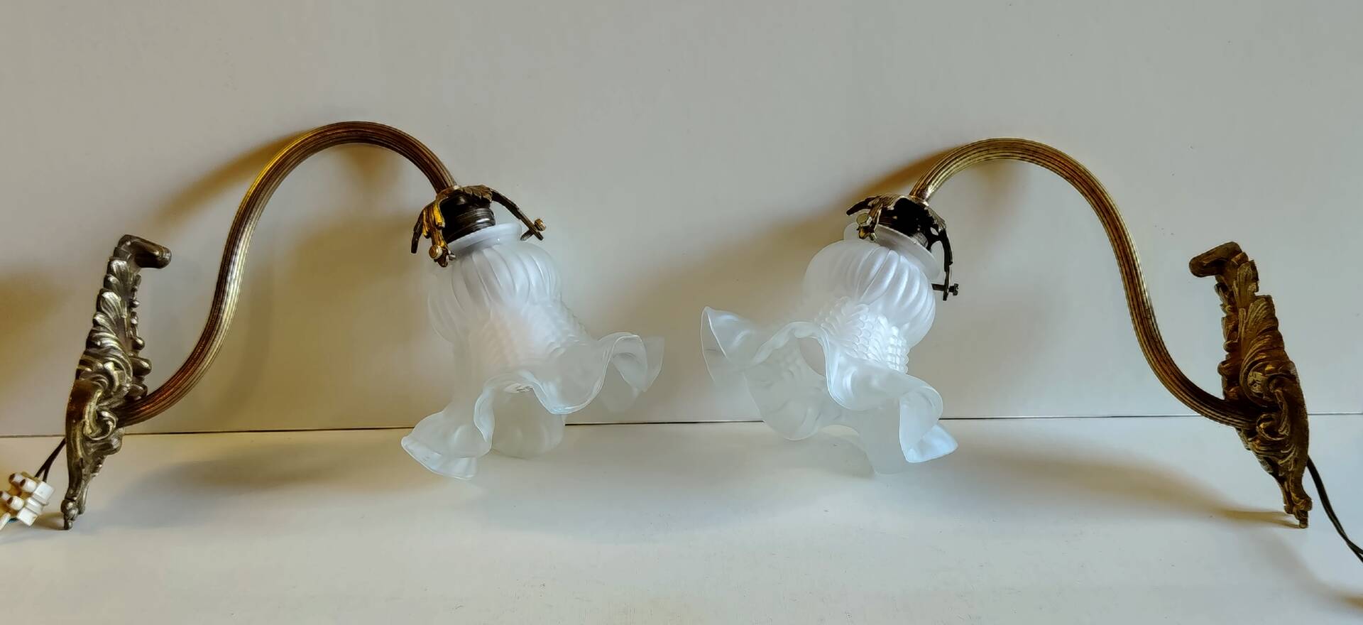 Swan neck wall lights in bronze and glass - early 20th century.