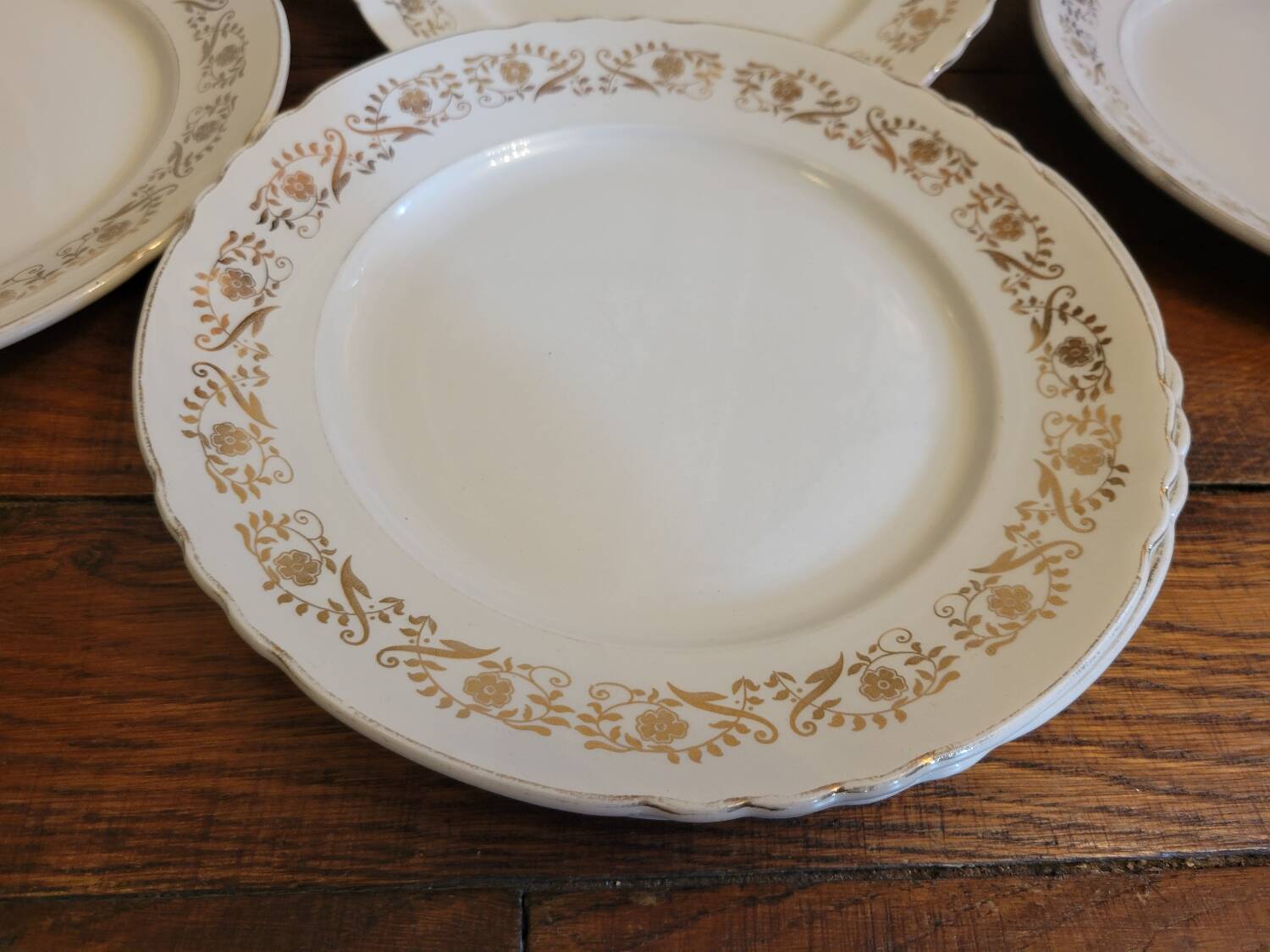 16 flat gold plates from Orchies porcelain
