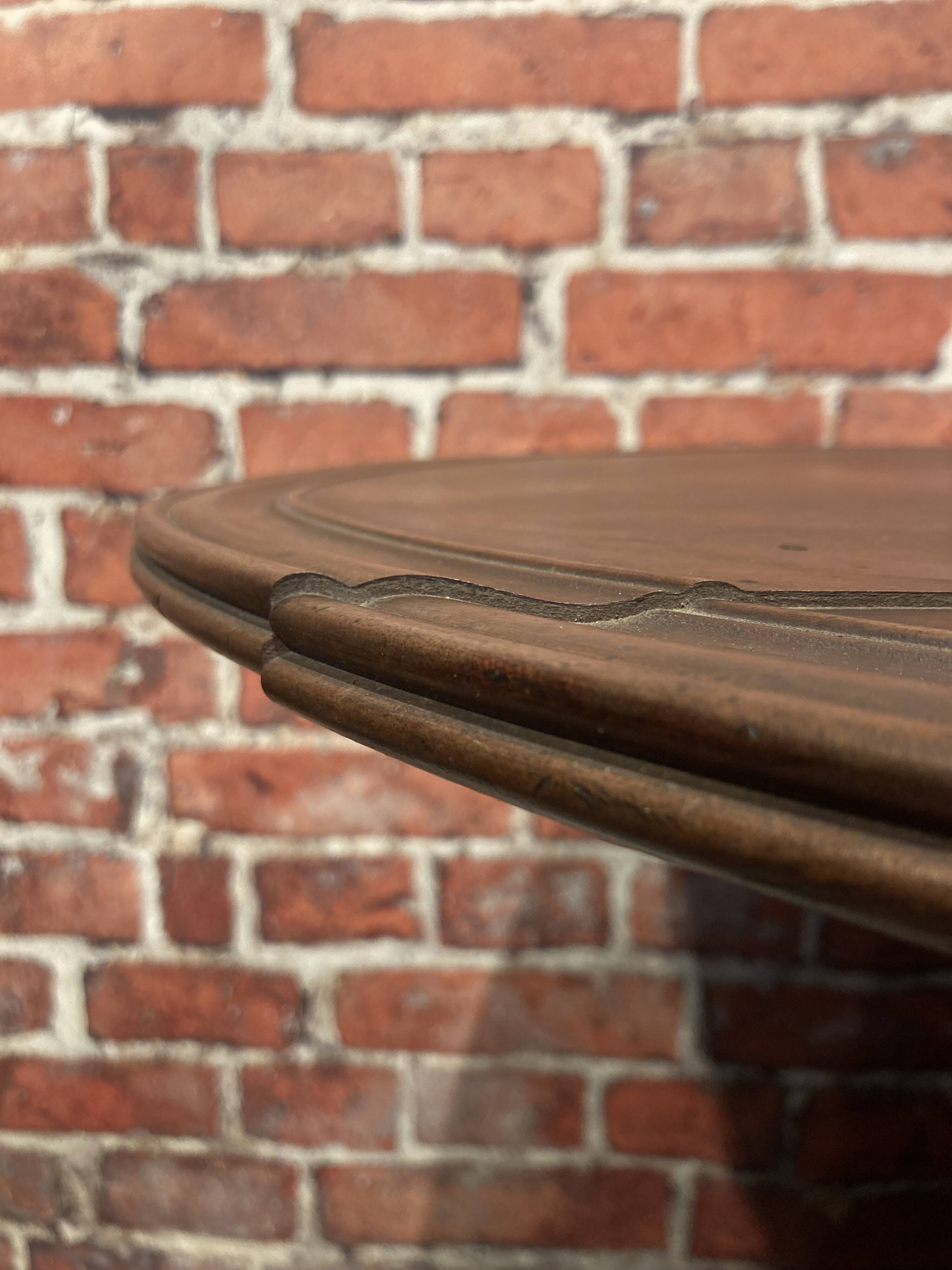 Guéridon en bois avec plateau pliable