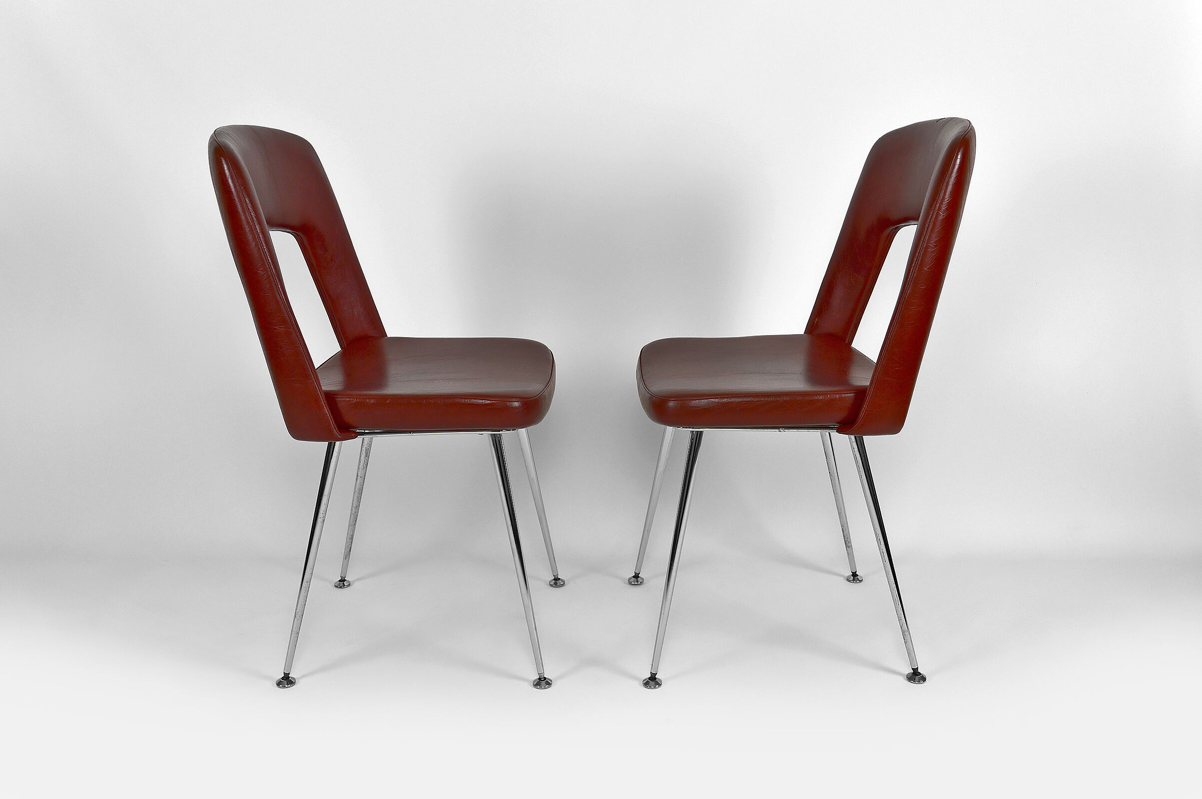 Pair of chairs in chrome and skaï, circa 1960