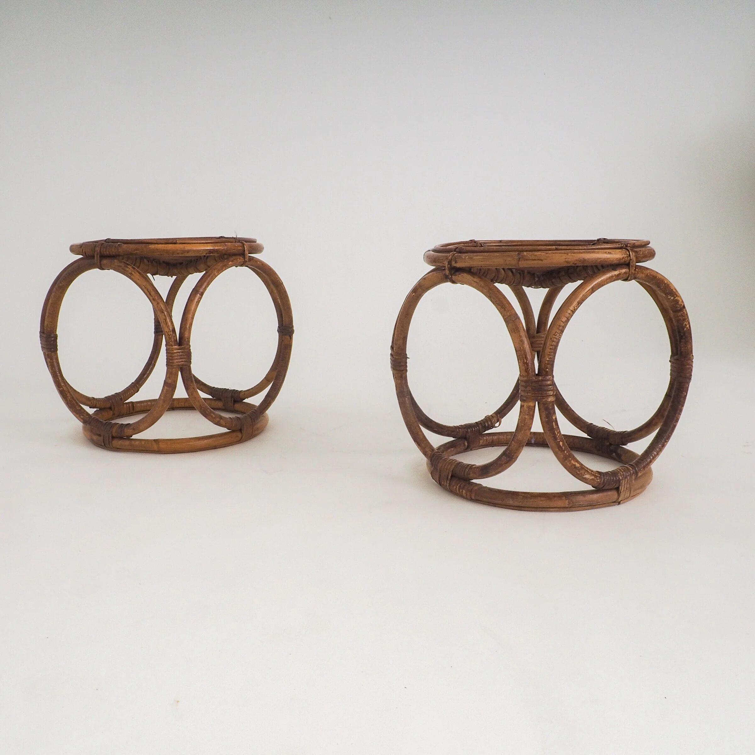 Paire de tabourets en rotin faits à la main vintage / tables d'appoint