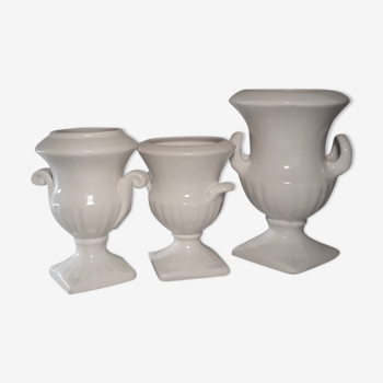 Set de 3 vases de style Médicis en faïence blanche