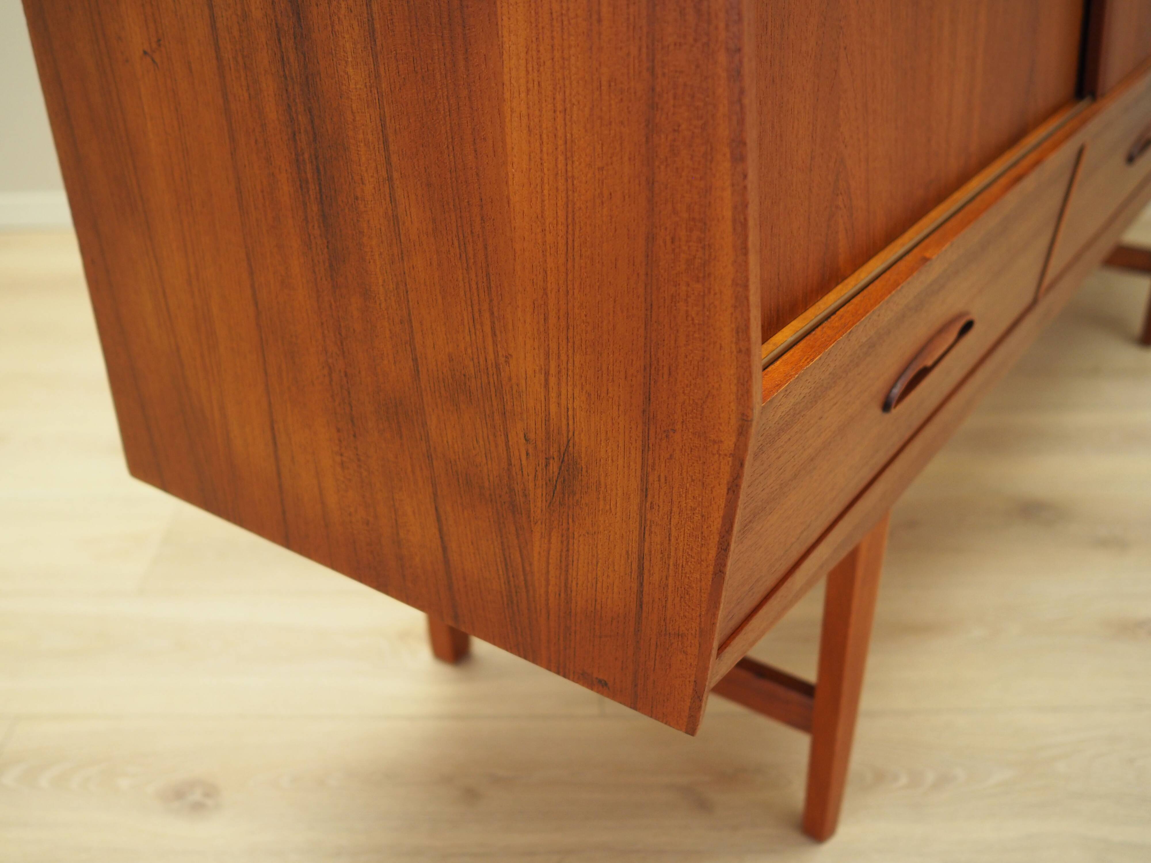 Buffet haut en teck, design danois, années 1960, production : Danemark