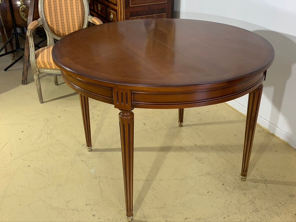Louis XVl style round table in cherry with extensions