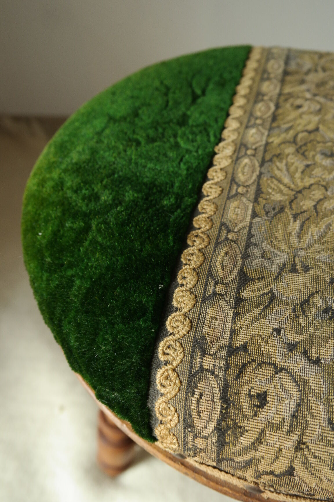 Napoleon III piano stool