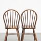 Ensemble de 8 chaises Windsor vintage en bois à dossier fuseau des années 1970