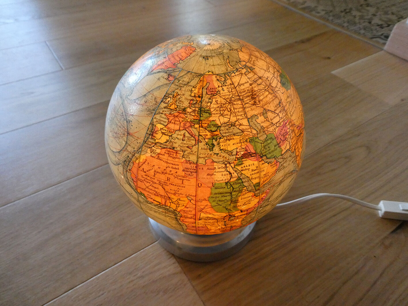 Light earth globe in vintage J-Forest glass from the 1940s