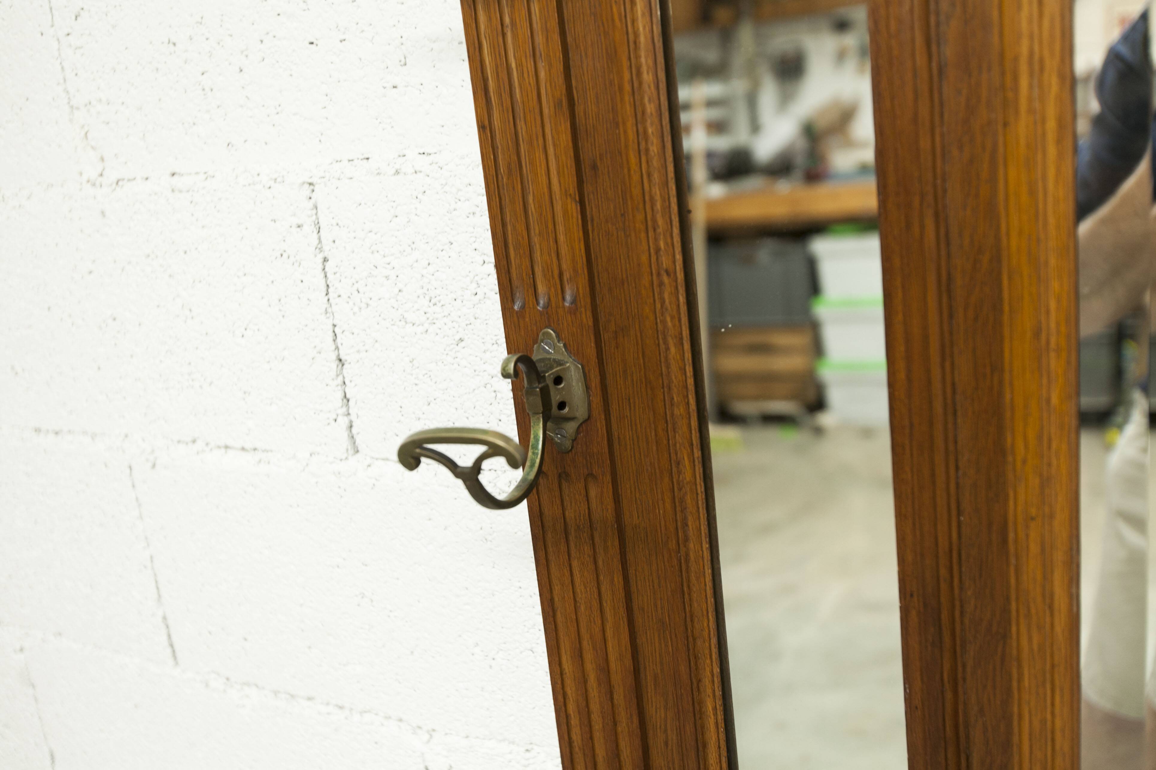 Vestiaire Napoléon III en noyer fin 19e, 3 miroirs, marbre, 8 patères