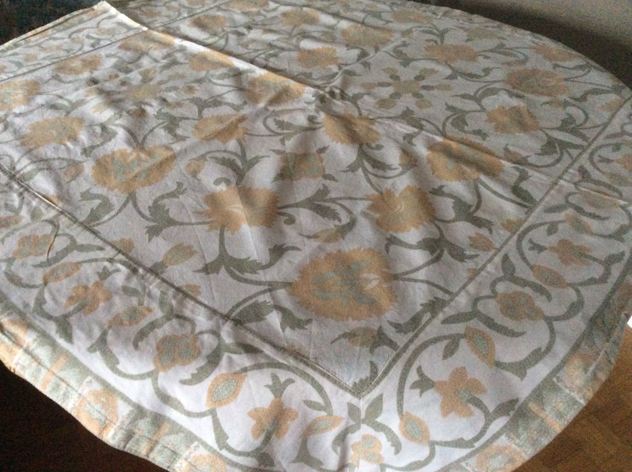 Square tablecloth 120 X 117 cm
