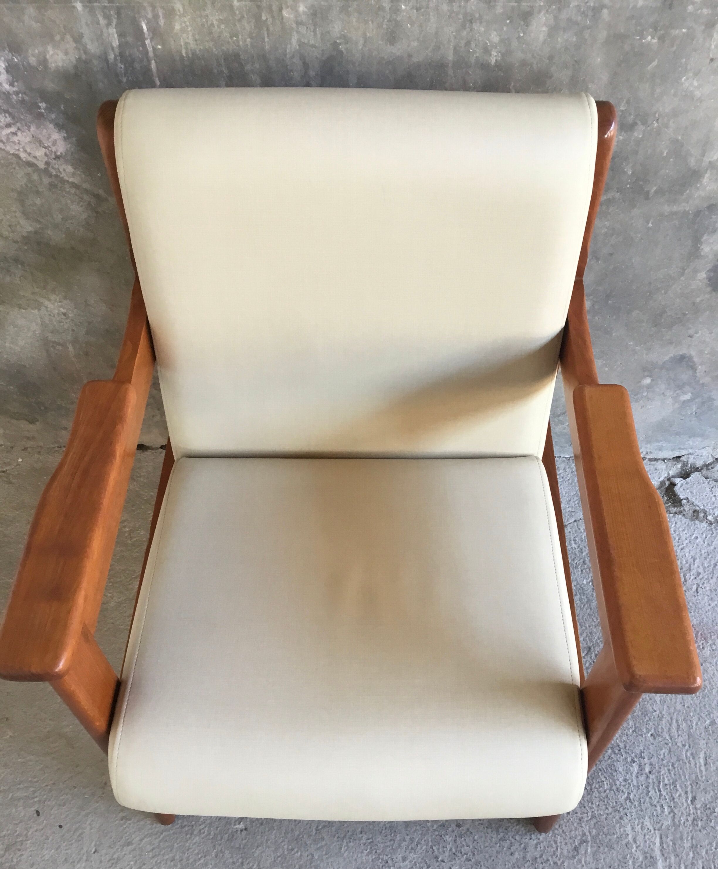 White armchair with armrests - varnished pine structure