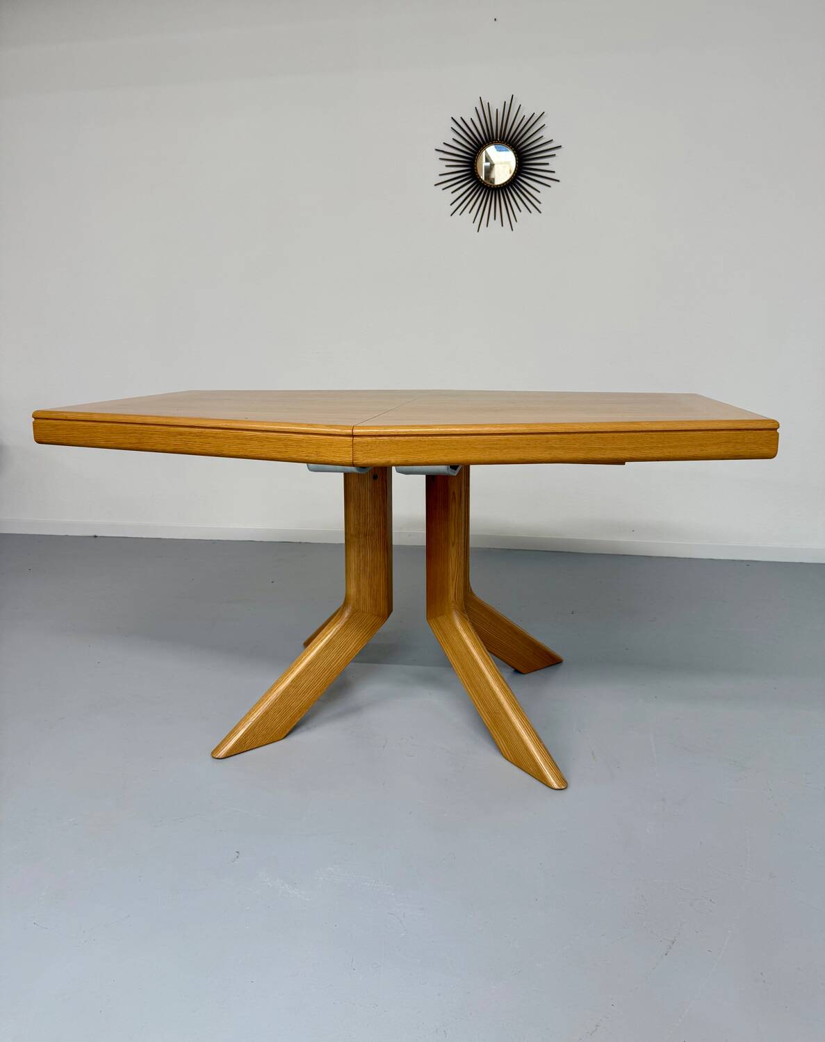 Ancienne table en bois massif octogonal a rallonge design Girsberger