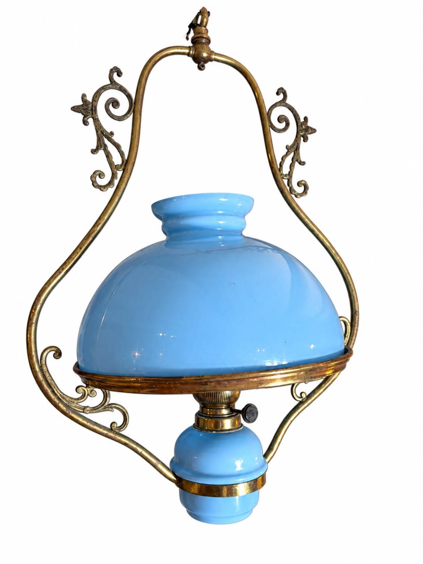 Suspension in electrified blue opaline.