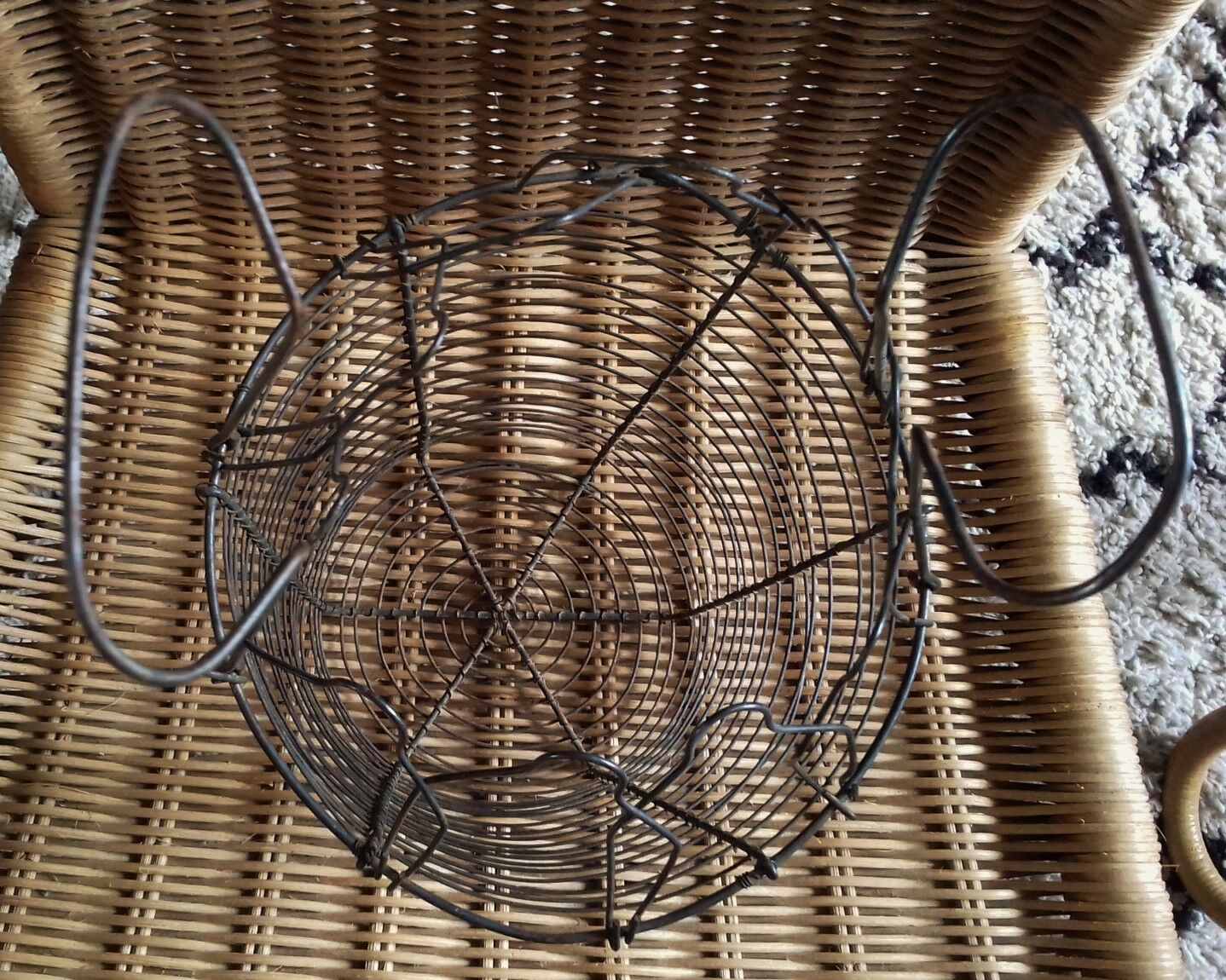 Salad basket opening star metal wire two handles
