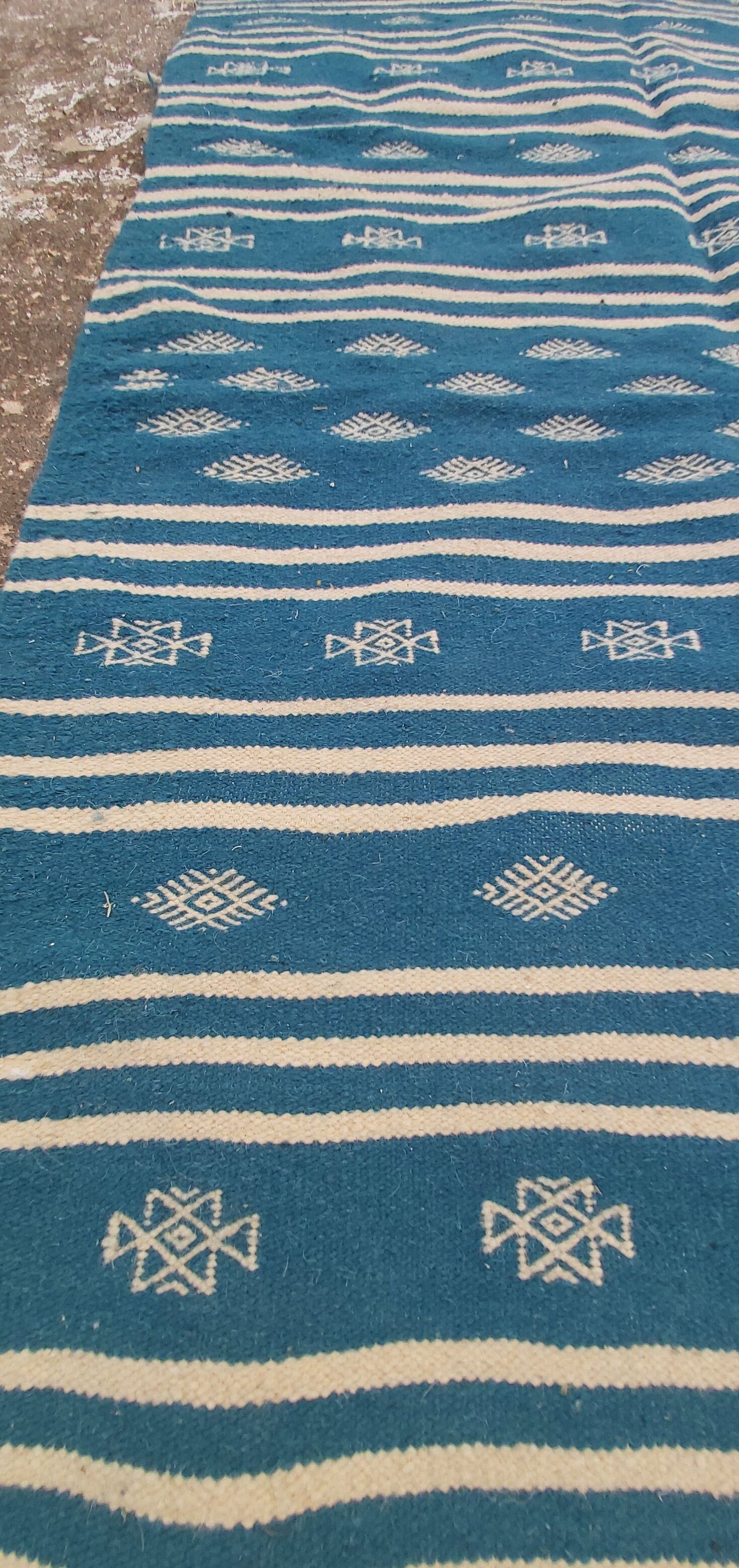 Tapis kilim traditionnel bleu et blanc fait main en pure laine - 195x115cm