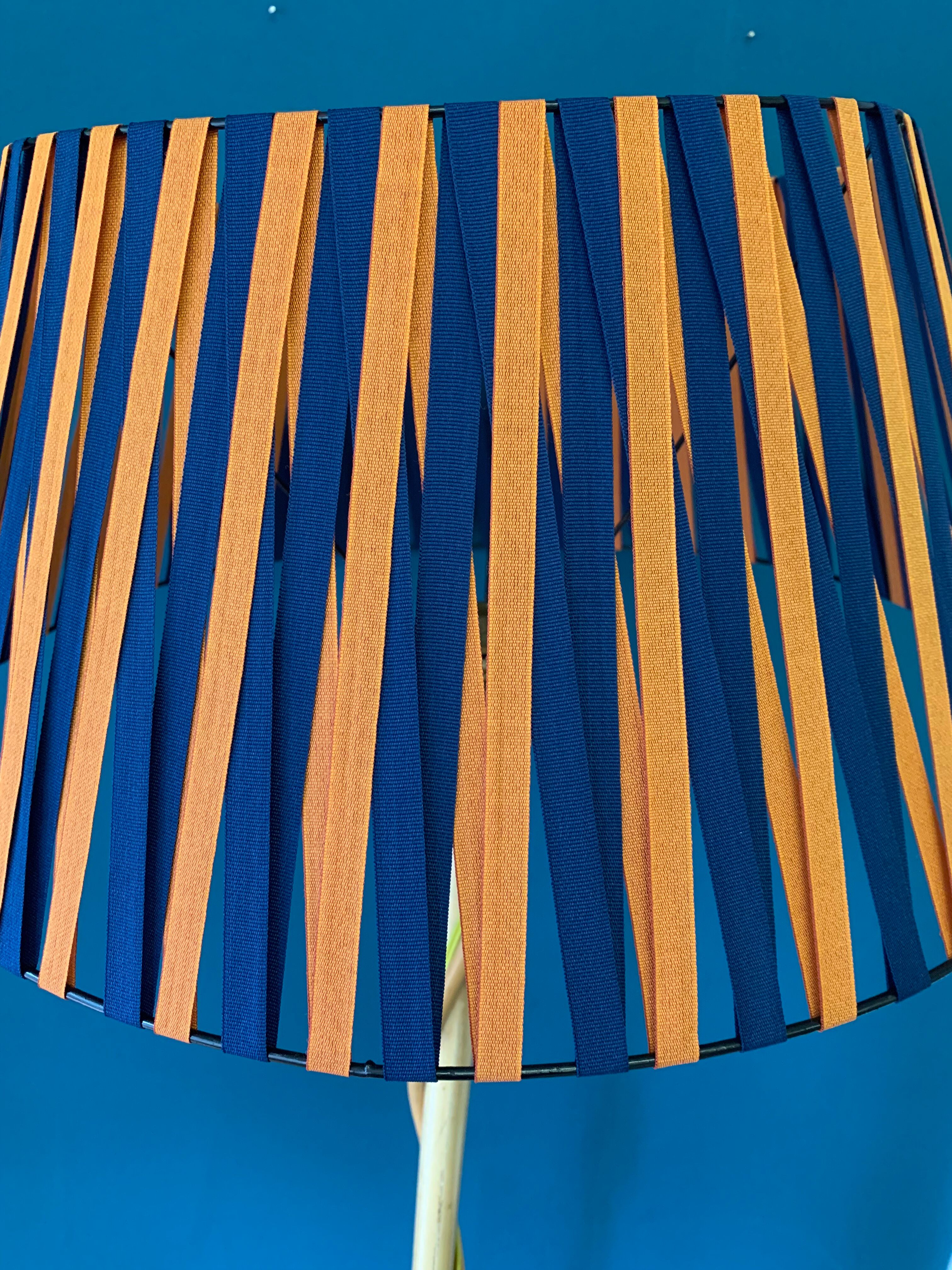 Lampadaire liseuse vintage en rotin