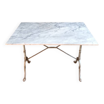 Table bistrot en marbre et piétement en fonte