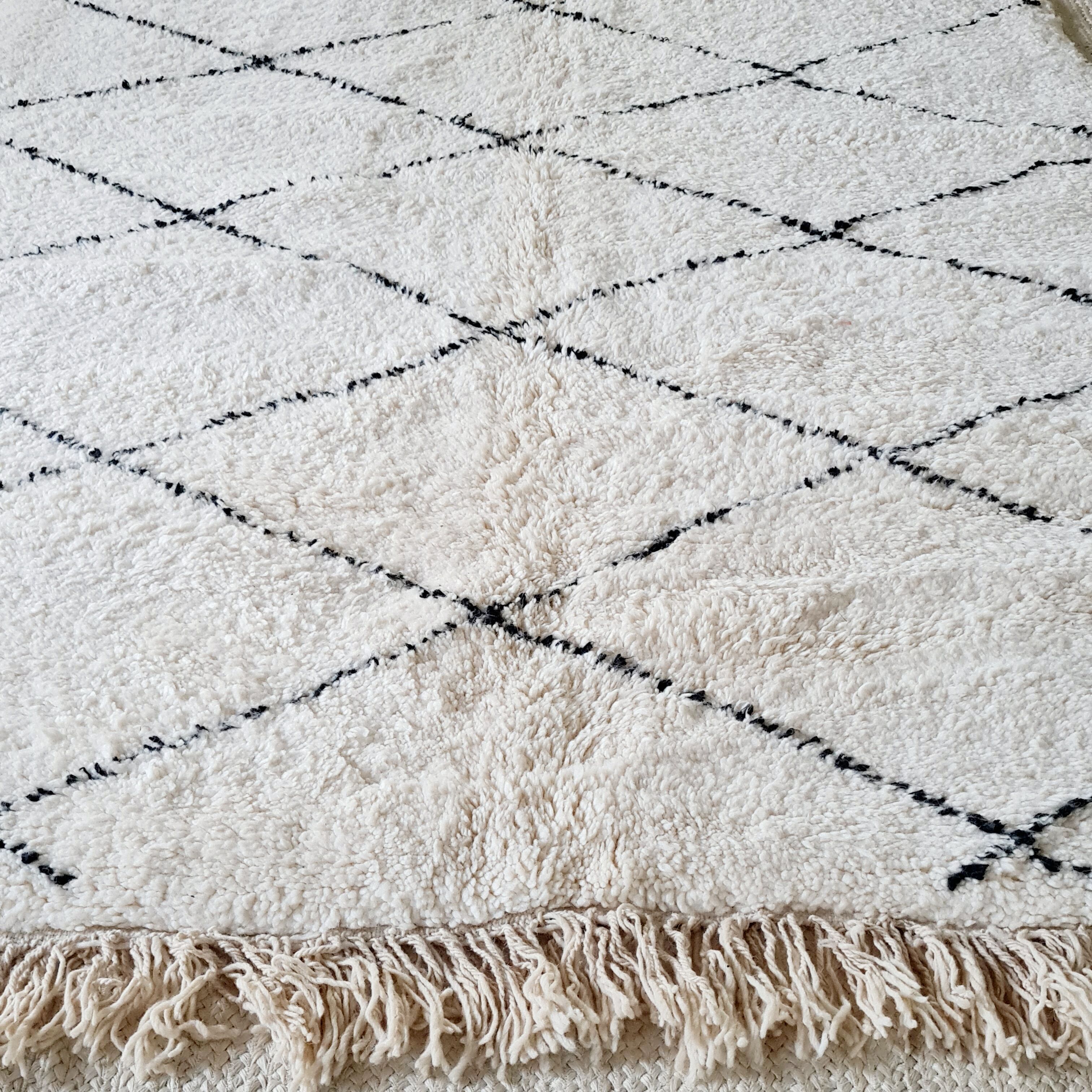 Carpet Beni Ouarain Middle atlas white wool