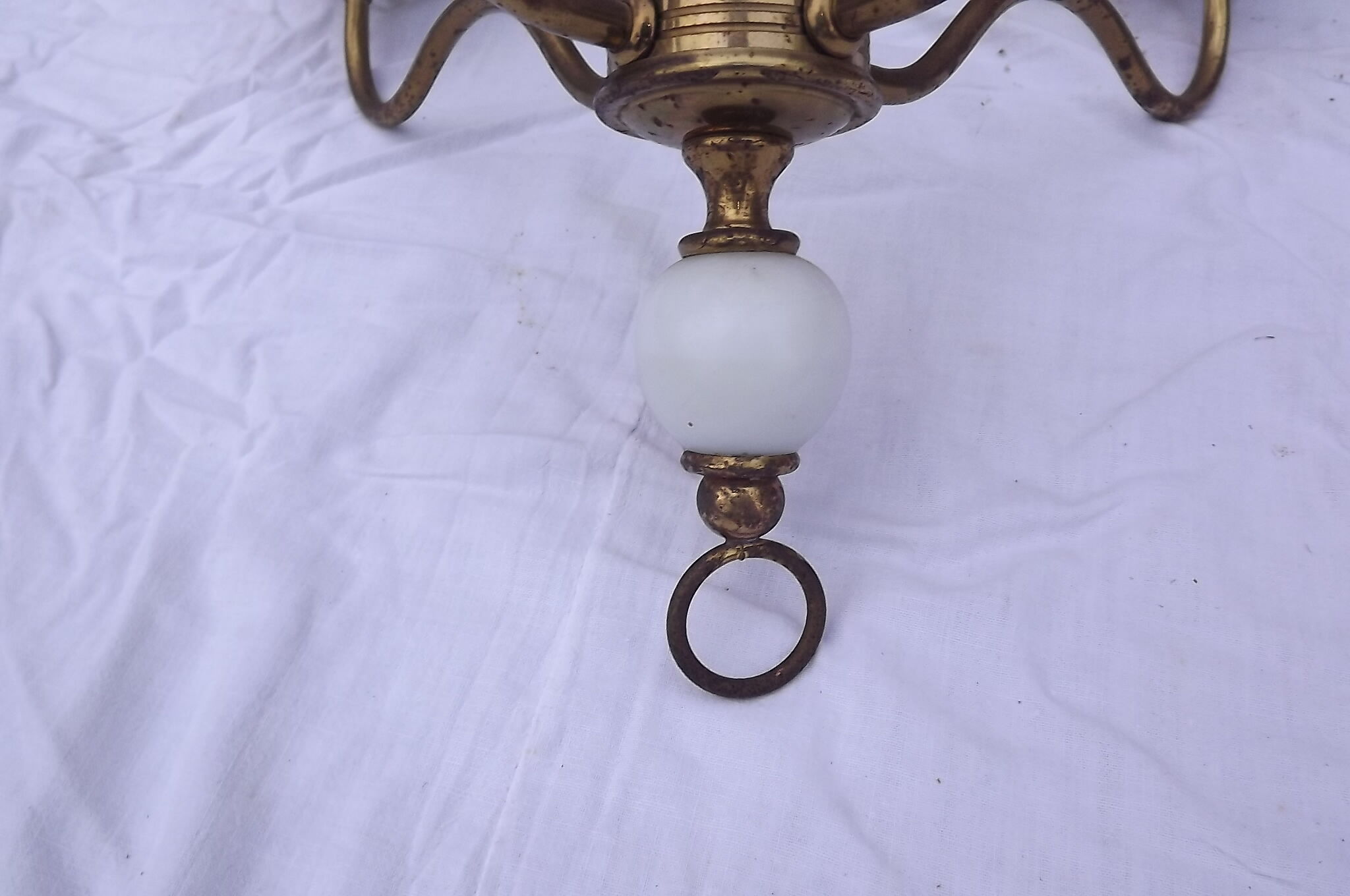 Lustre à 4 branches en métal doré et opaline