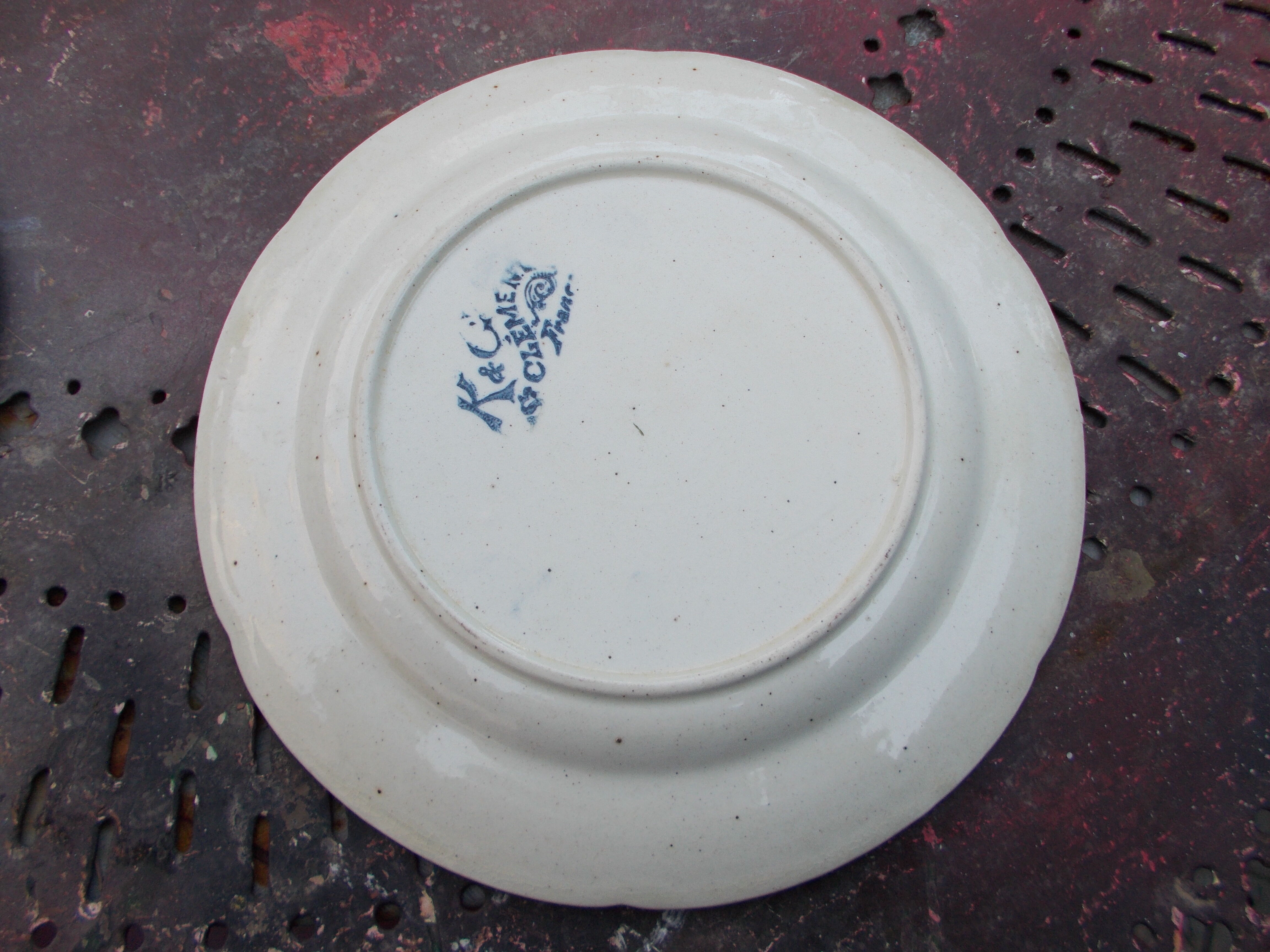 2 assiettes anciennes en barbotine 1 Keller & Guérin