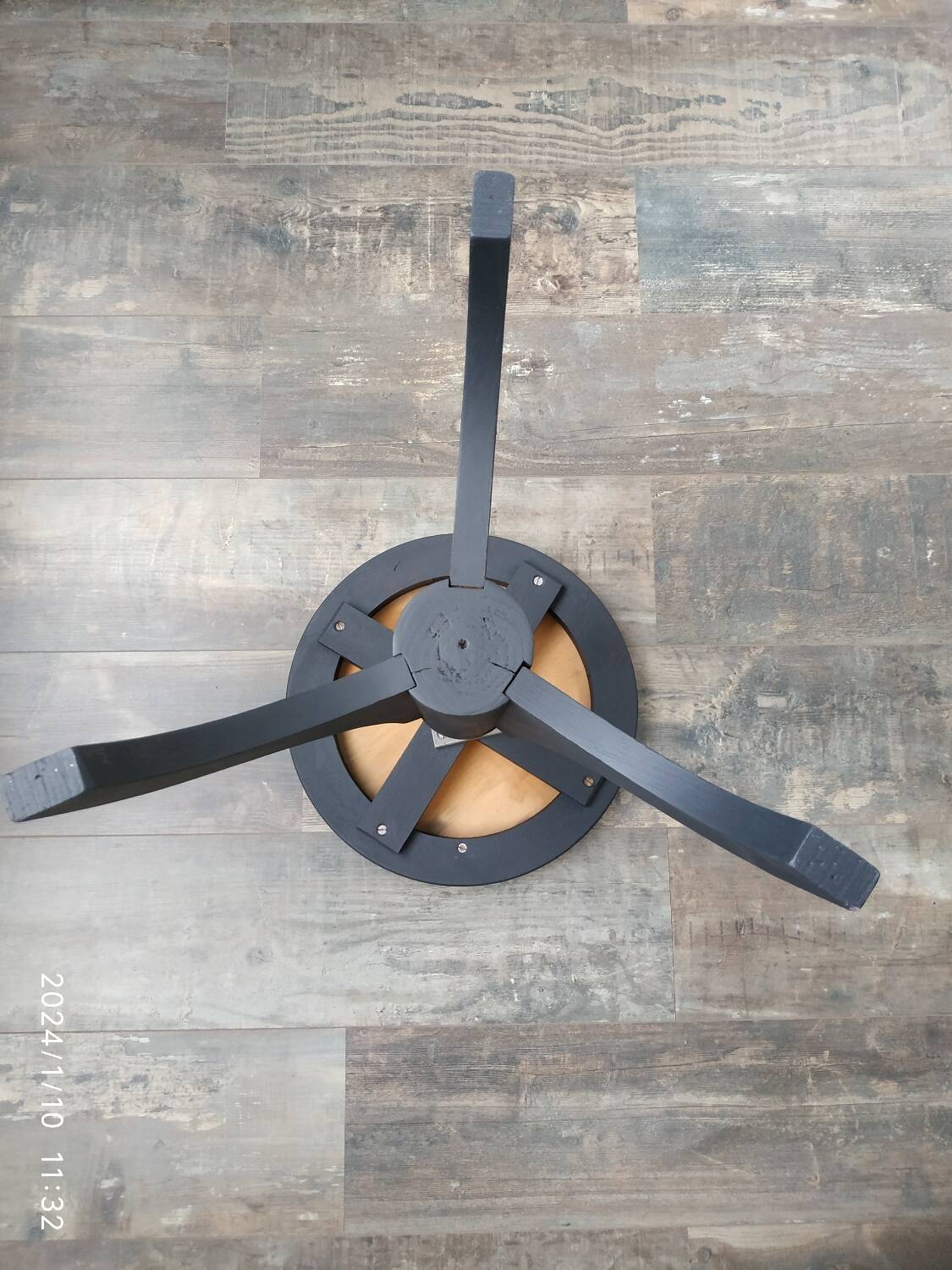 Tripod screw stool