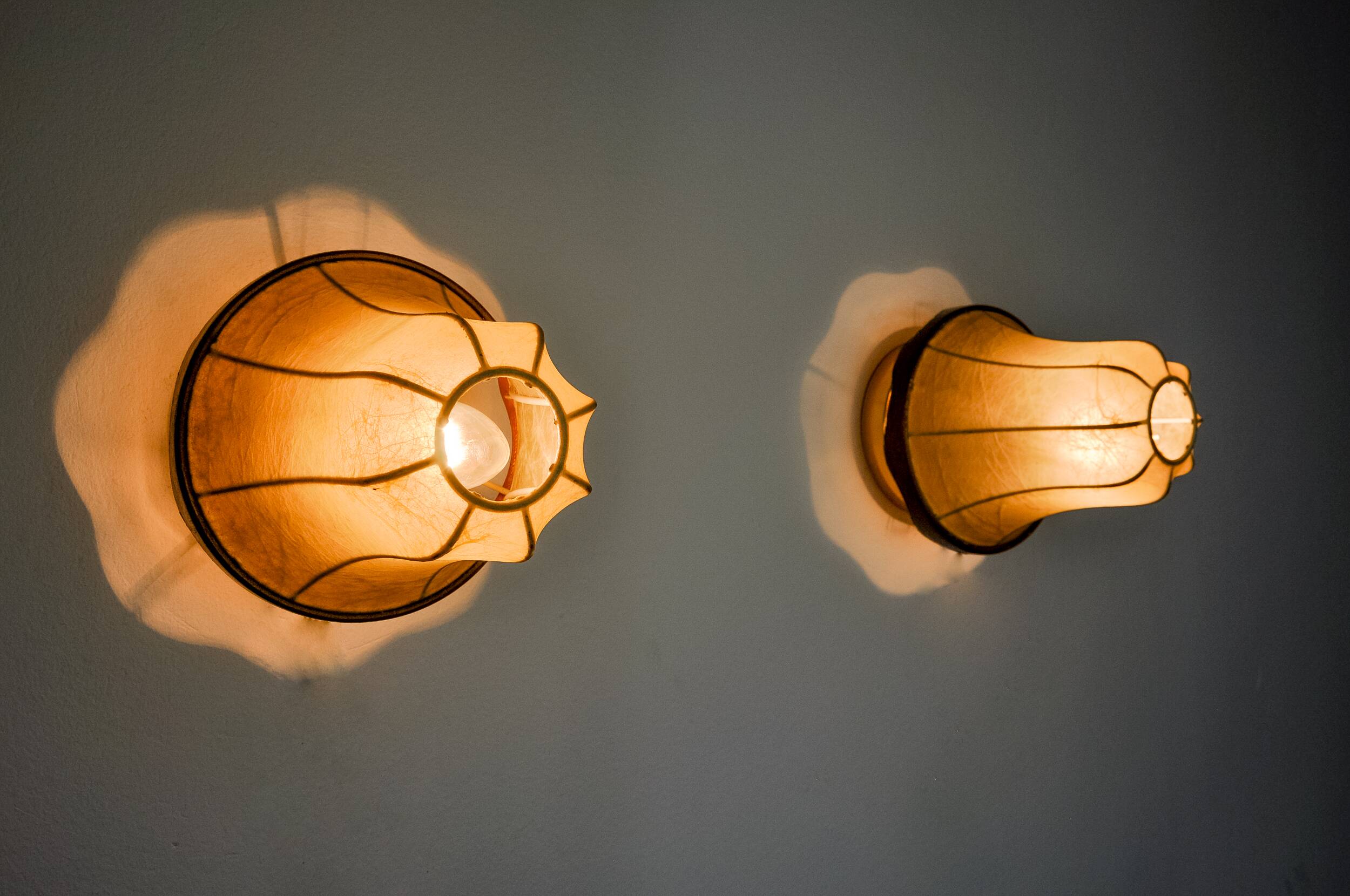 Pair of pear-shaped "cocoon" wall lights, resin and pine, Italy, 1970