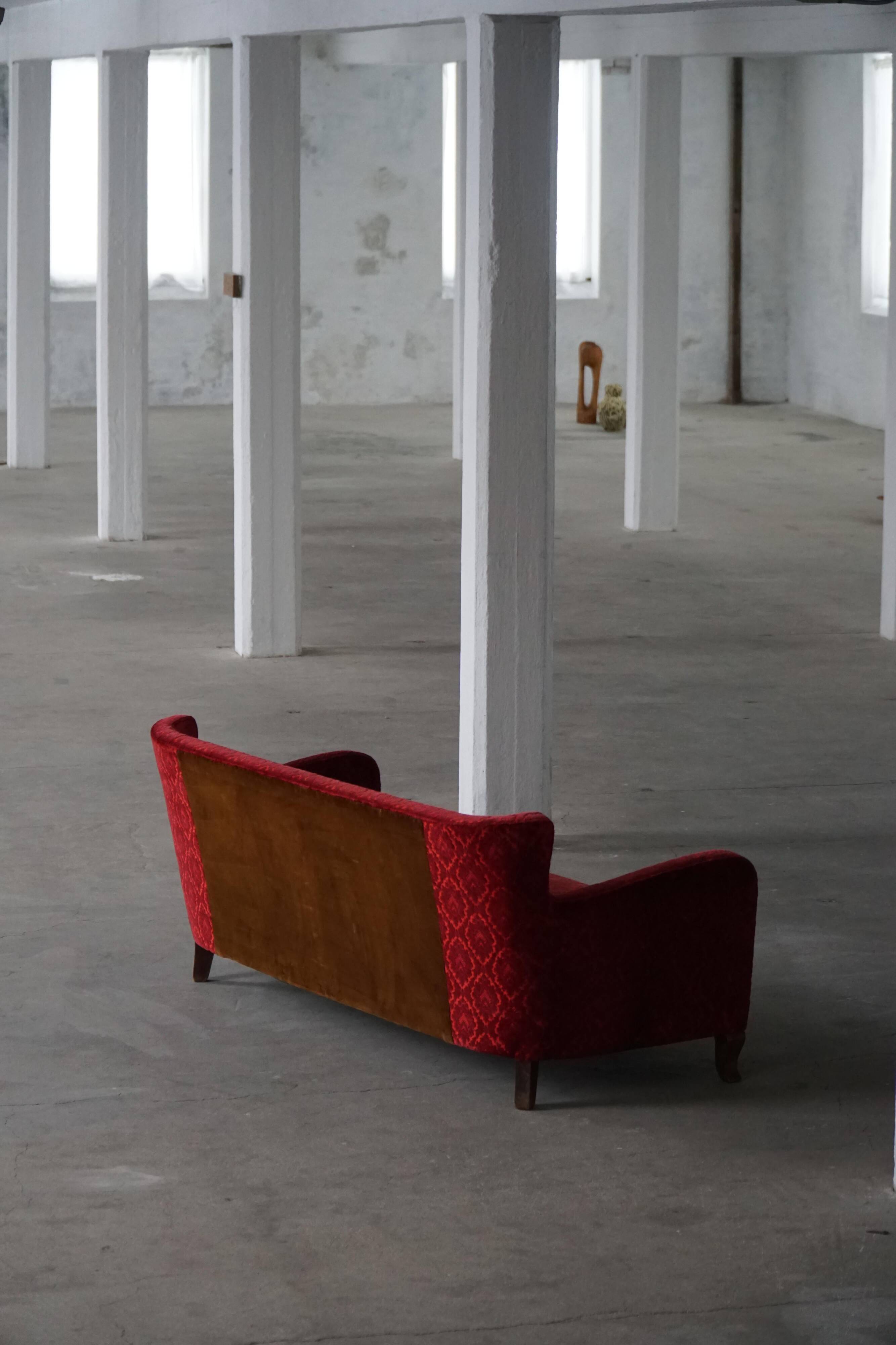Modern Danish canapé, 3-seater in red velvet, Fritz Hansen style, 1940s.