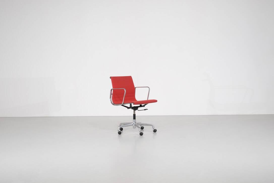 "EA 117" armchair by Charles Ray Eames for ICF, USA 1969.