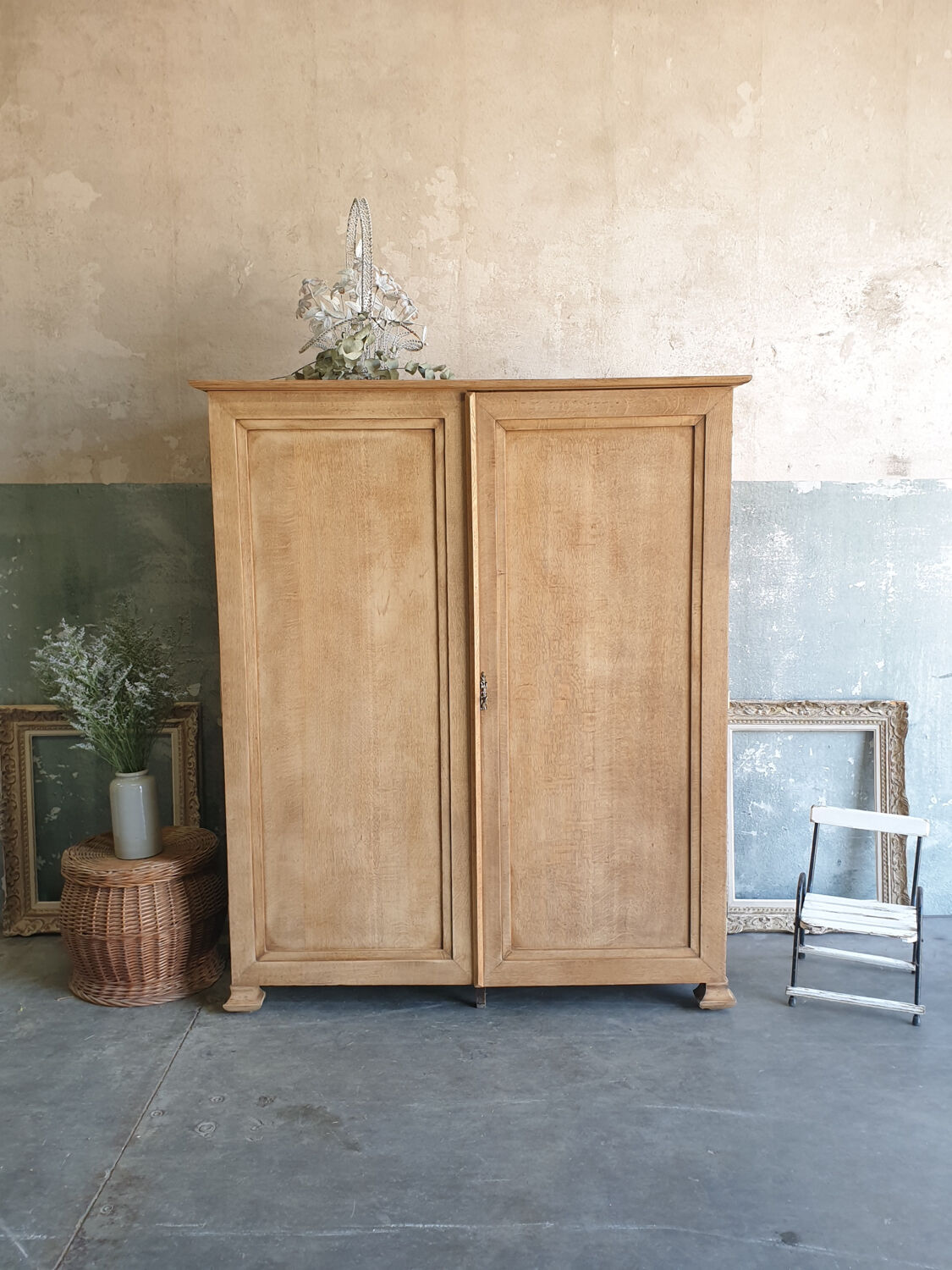 Cabinet from the 30s