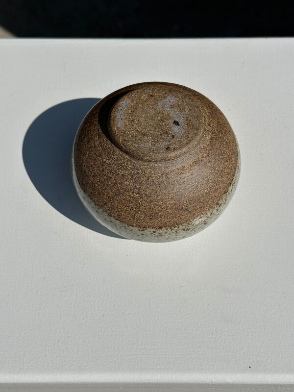 Petit vase blanc boule col resserré en céramique mouchetée glacée