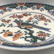 Assiette murale en faïence à décor de peinture de fleurs et oiseau 28 cm