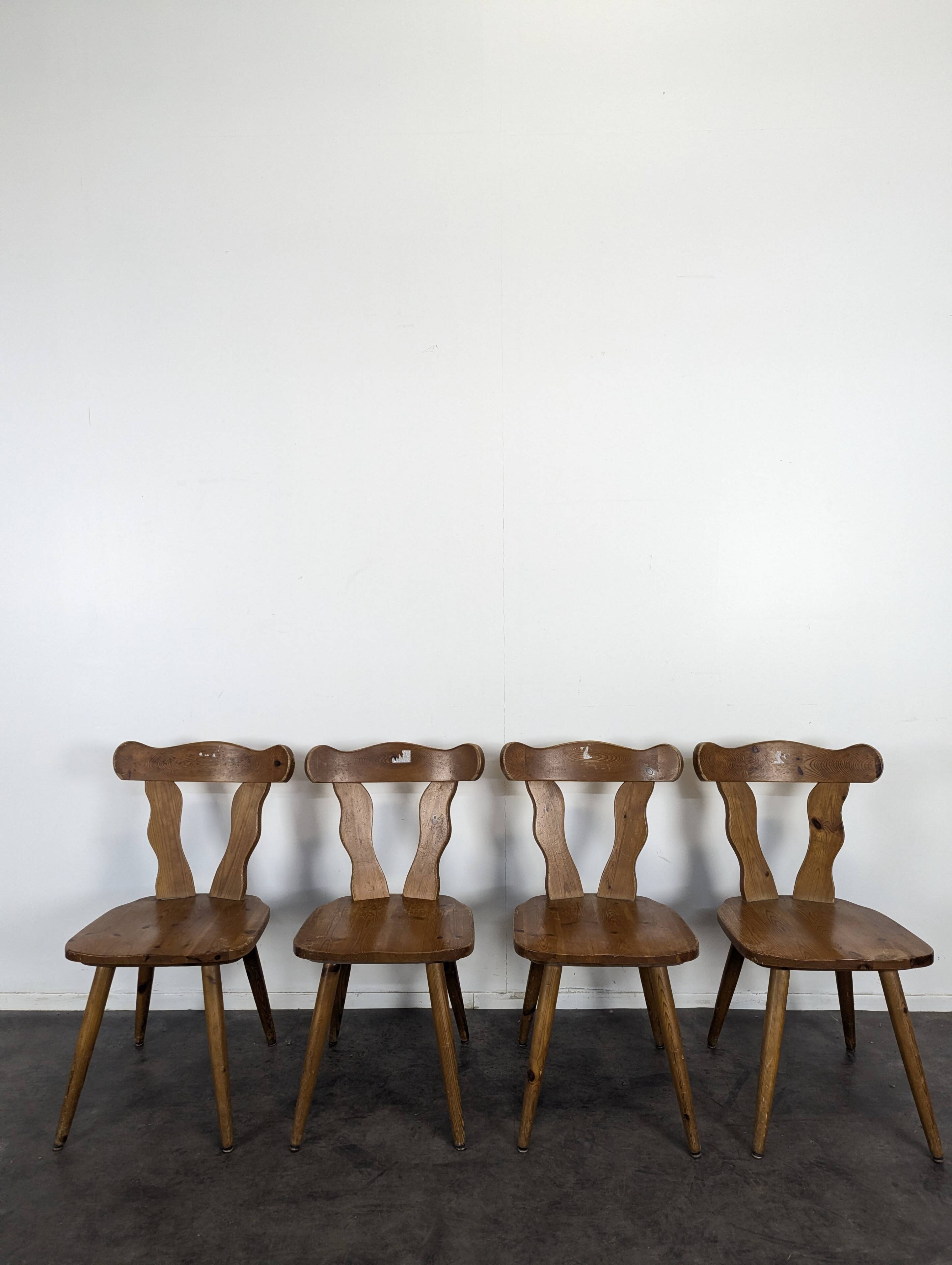 Set of 4 chalet-style pine chairs
