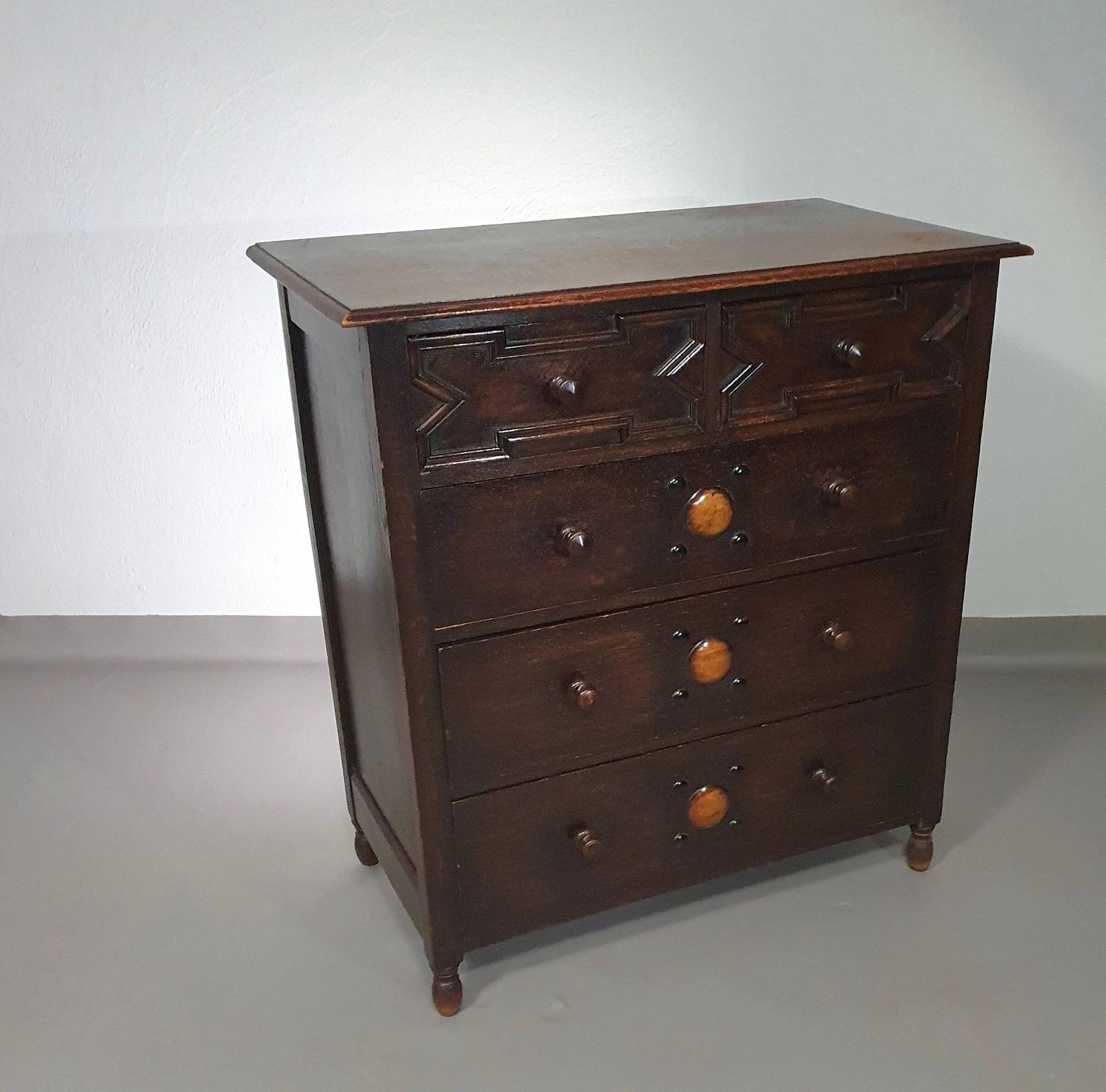 Particularly cool English chest of drawers. Dated (Charles 2 era). Made of solid oak with beautiful patina.