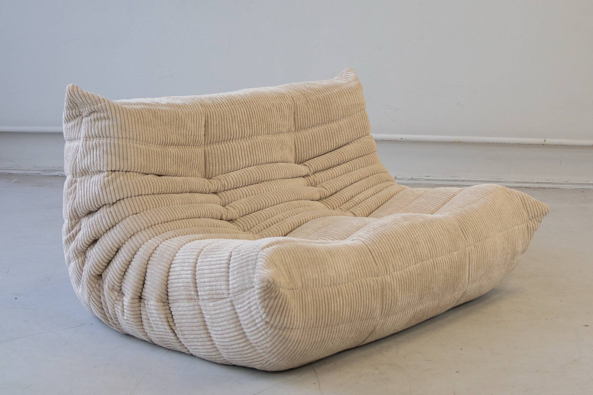 Ensemble de canapé 2 et 3 places et fauteuil d'angle en velours beige.