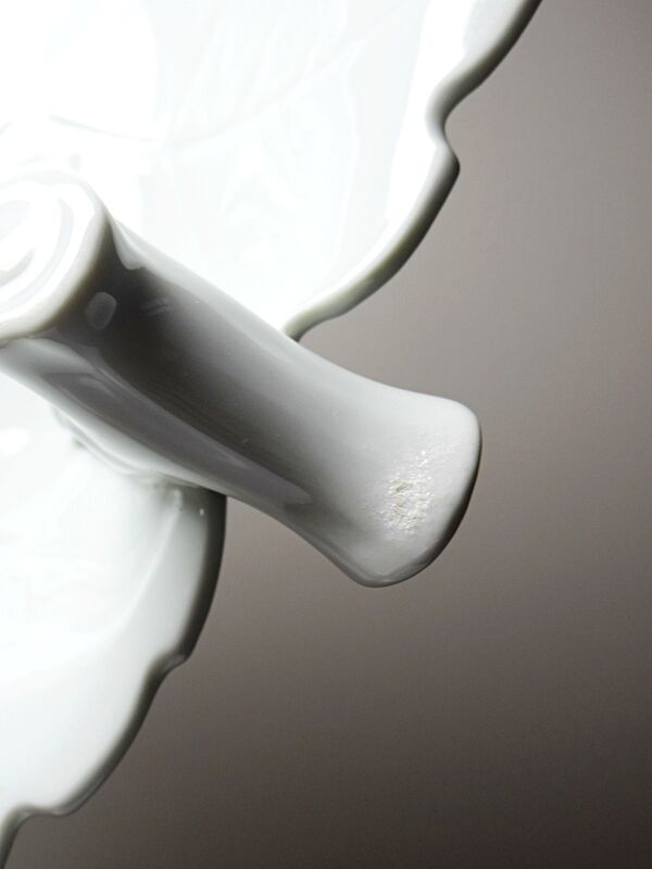 Coupe feuille de vigne en porcelaine céladon de L. Michelaud Limoges, 1930-50