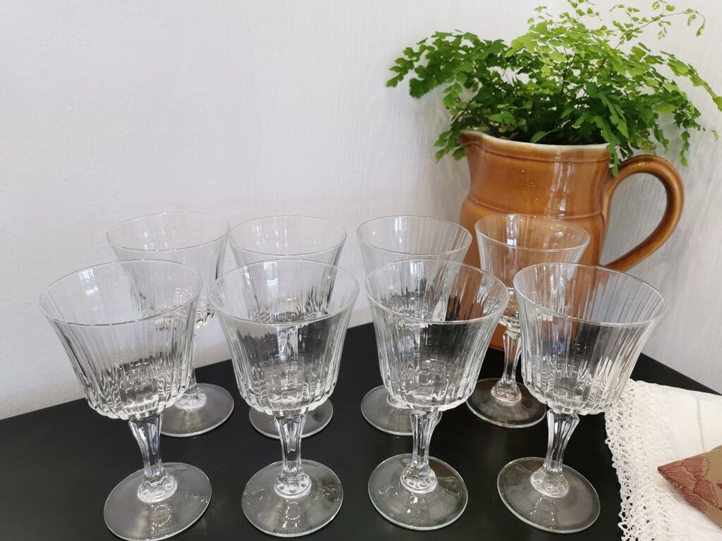 Set of 8 wine glasses with cut feet