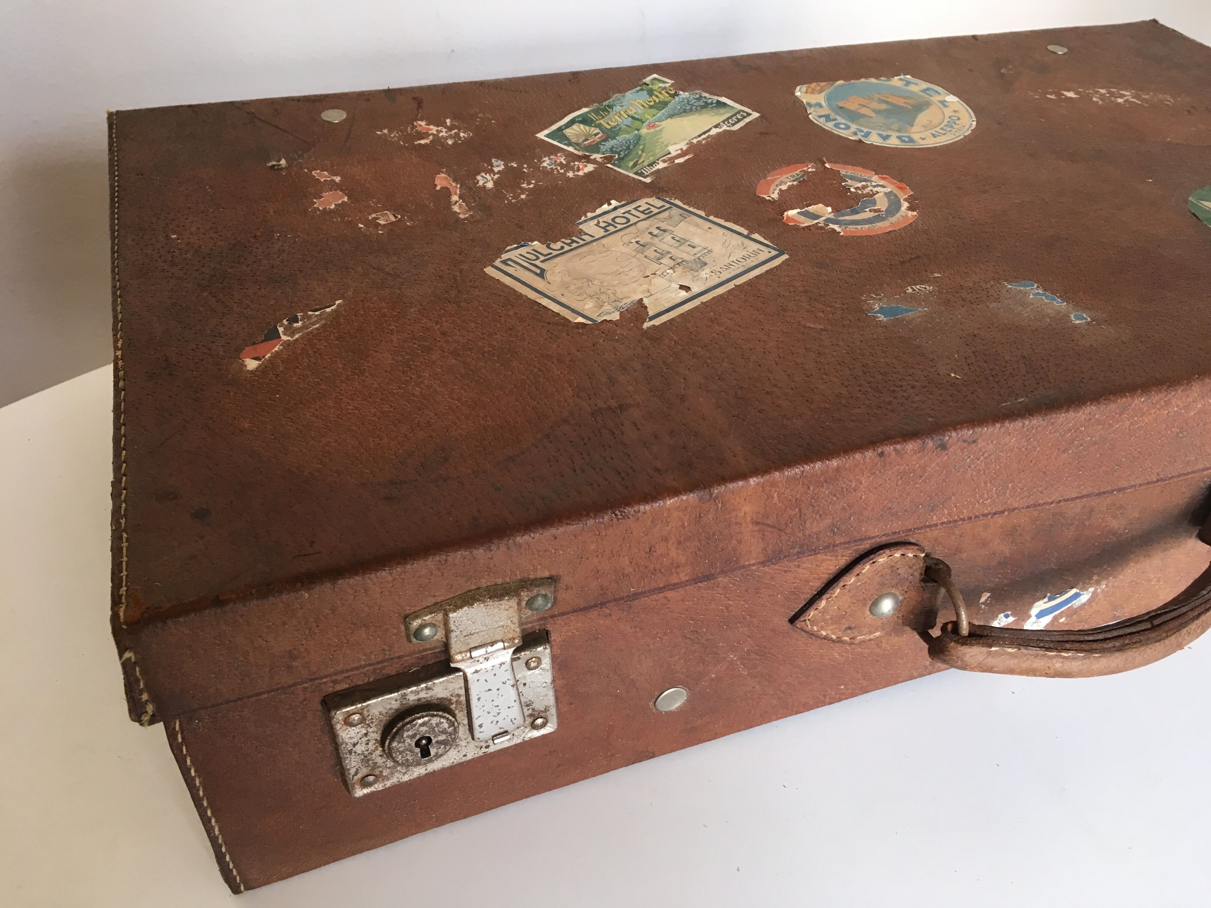Suitcase of leather with labels of palaces