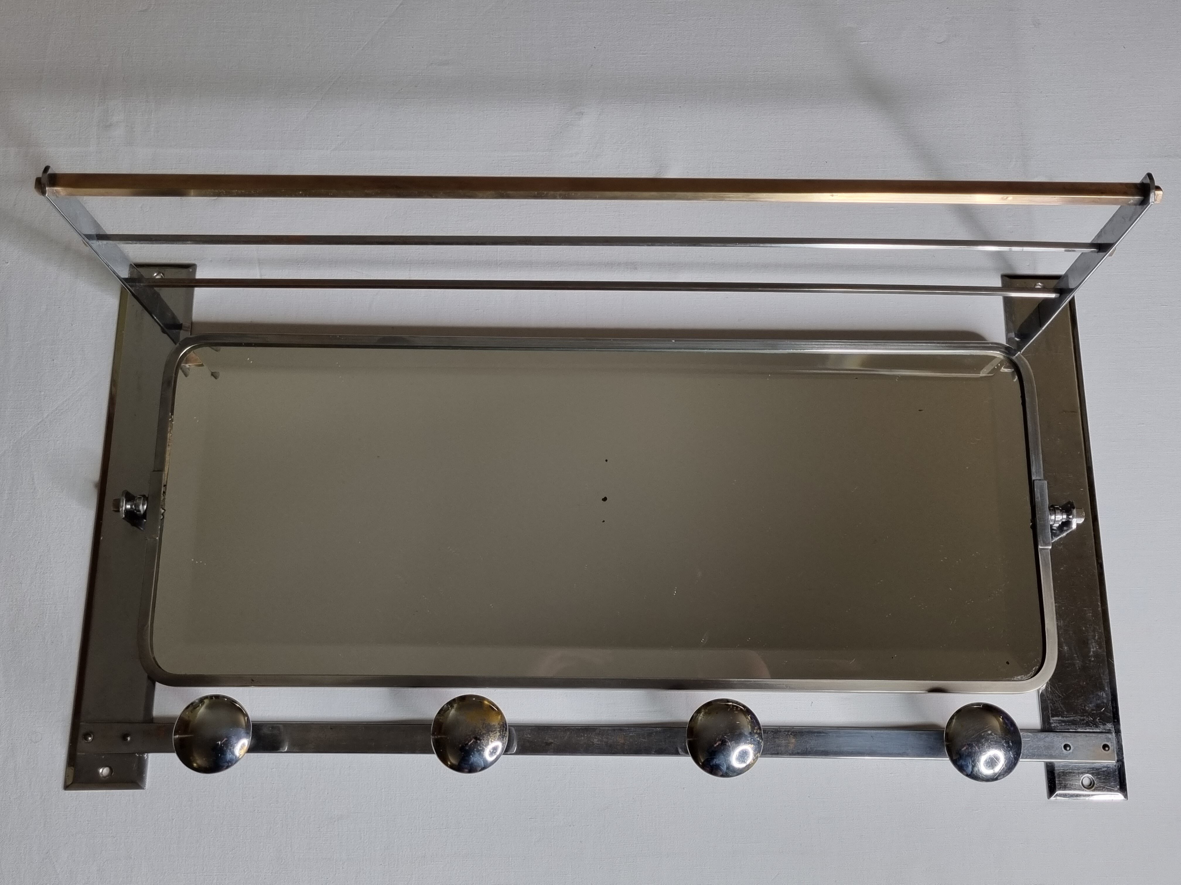 Portemanteau mural en métal chromé, miroir biseauté, 4 patères et un porte chapeau, années 50