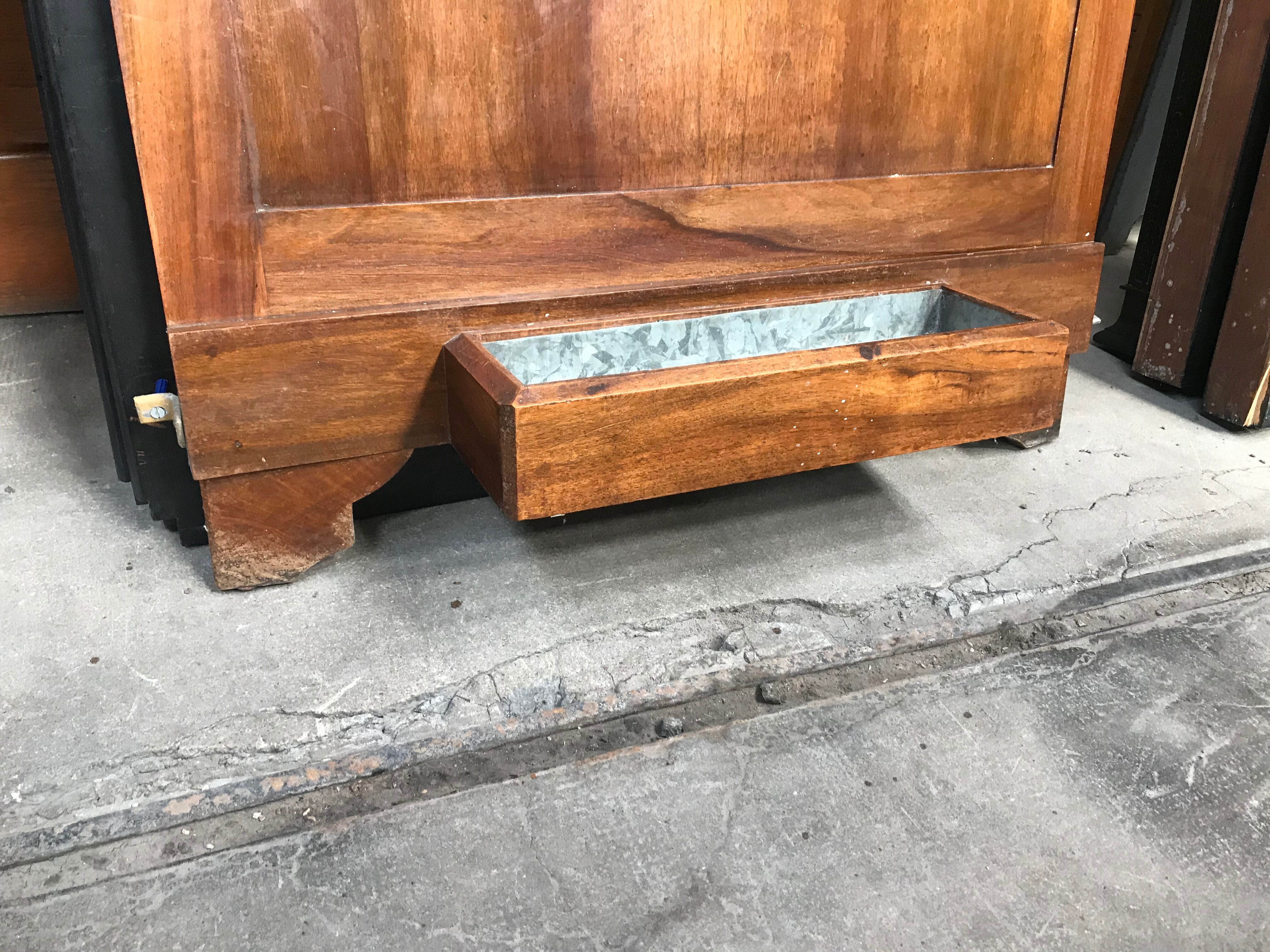 Period art deco in walnut veneer