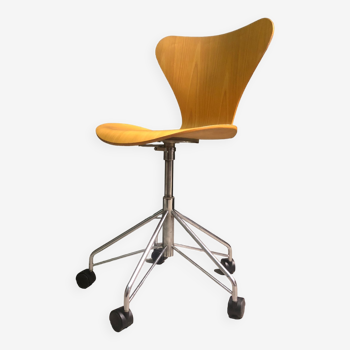 Fritz Hansen Series 7 task chair (1995)